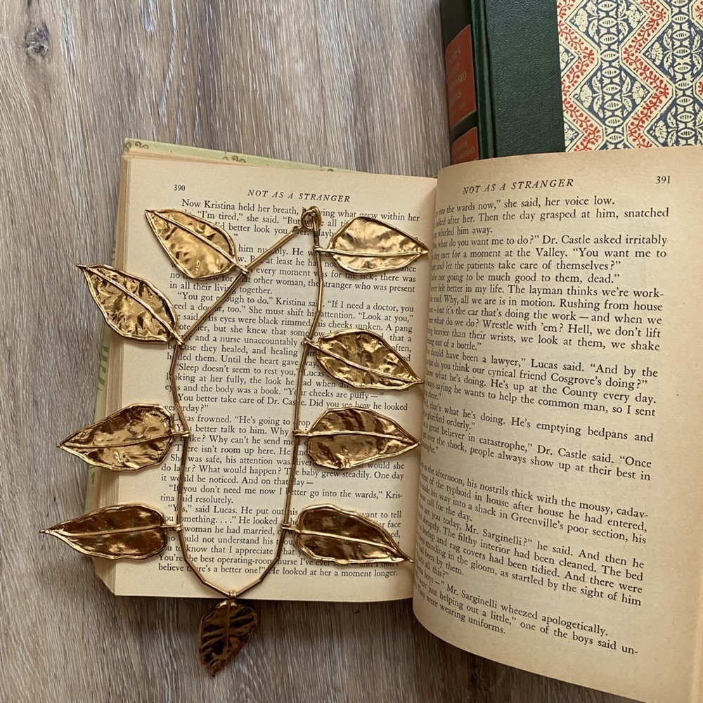 Intricate Gold Leaf Statement Clasp Necklace‎